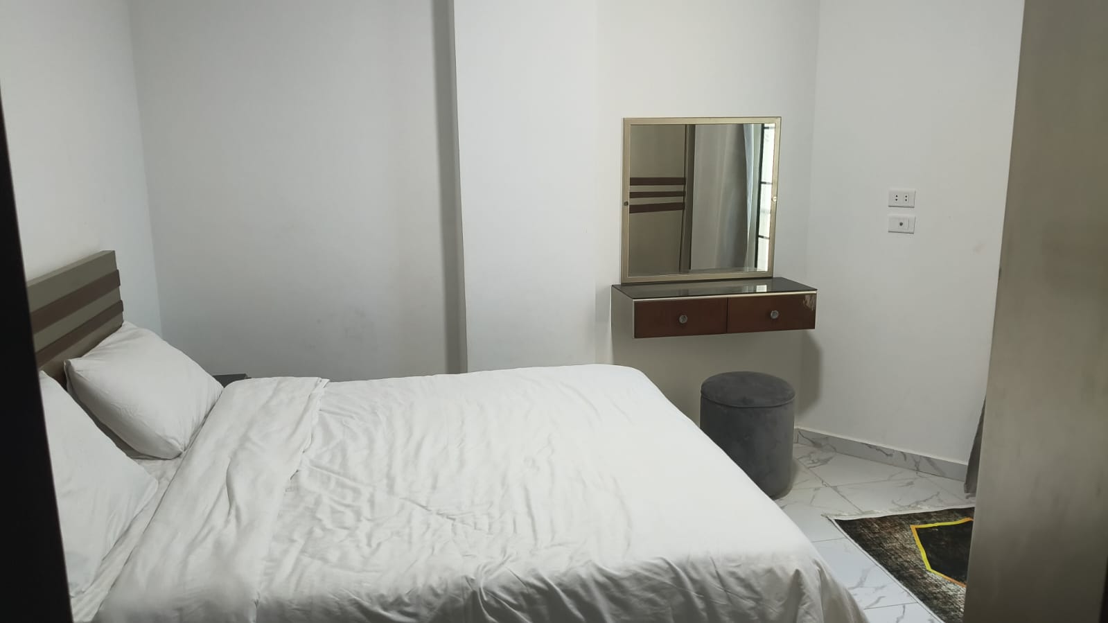 D31 chalet bedroom and dressing table