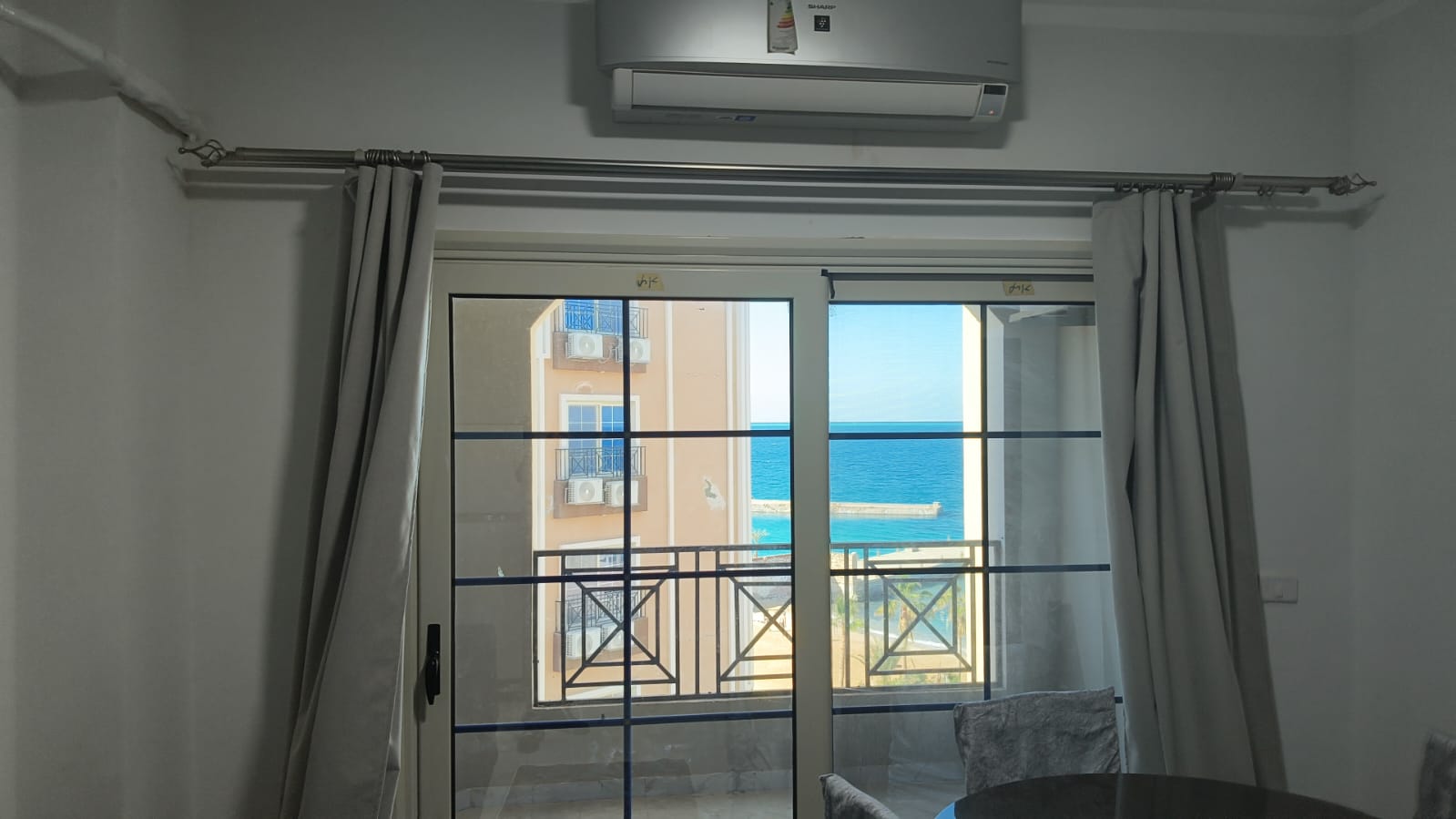 D31 chalet bright sea-facing room